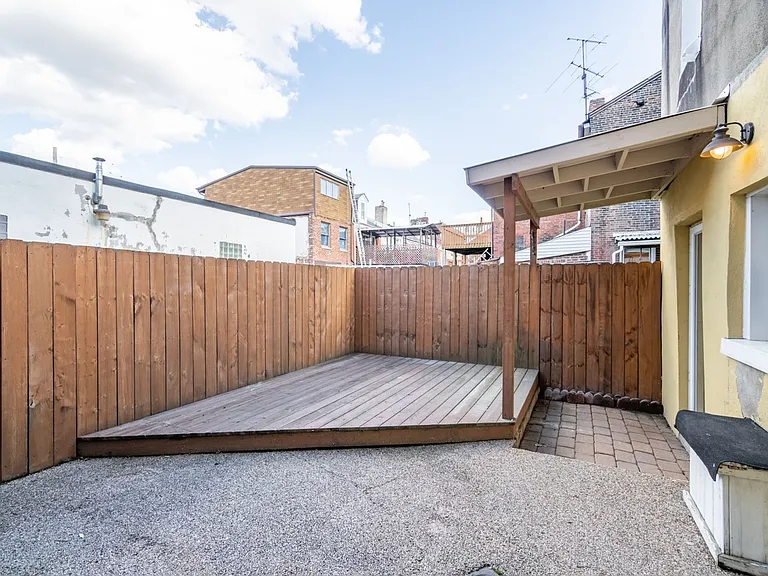 2407 Sarah St — Photo 16