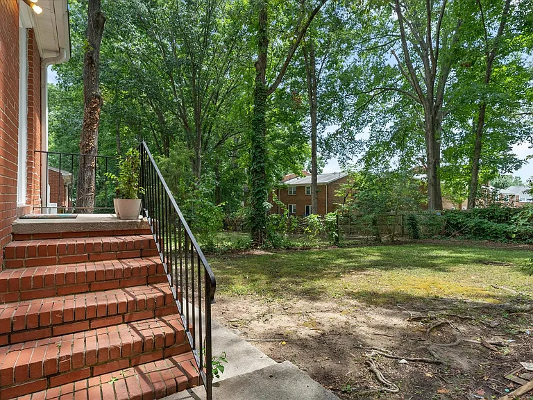 815 W Markham Ave #B — Photo 23