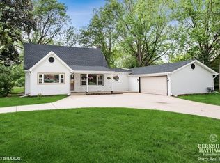 984 Martha St, Elk Grove Village, IL 60007