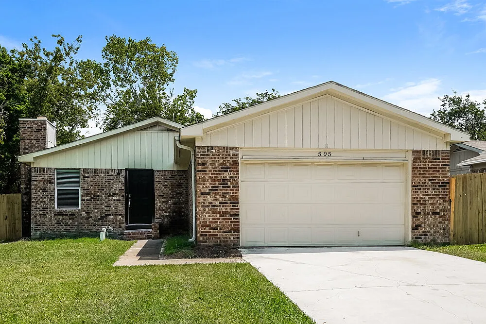 3 bed, 2.0 bath, 1230 sqft, $1,905 — Photo 1