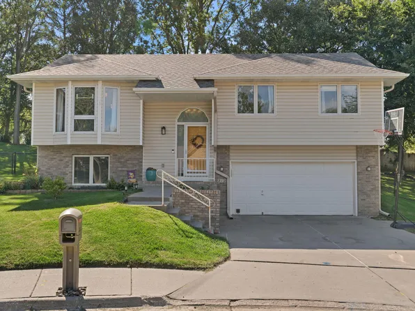 212 Woodcliff Cir, Council Bluffs, IA 51503