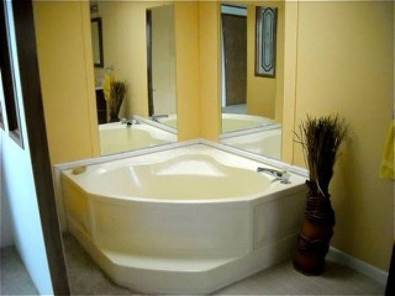 Garden tub in master
