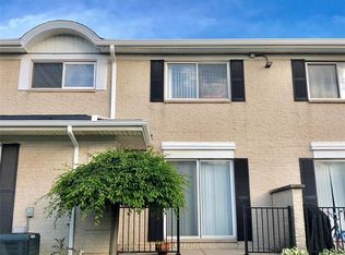8564 Hampshire Dr, Sterling Heights, MI 48313