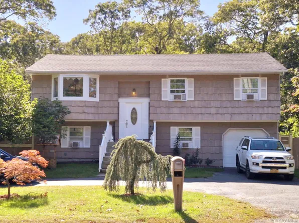 40 Pauls Path, Coram, NY 11727