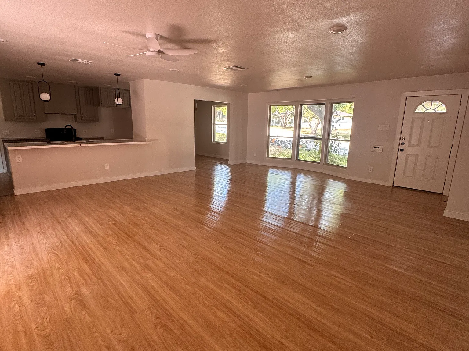 4 bed, 1900 sqft, $2,500 — Photo 4