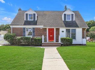 879 Hemlock St, Franklin Square, NY 11010