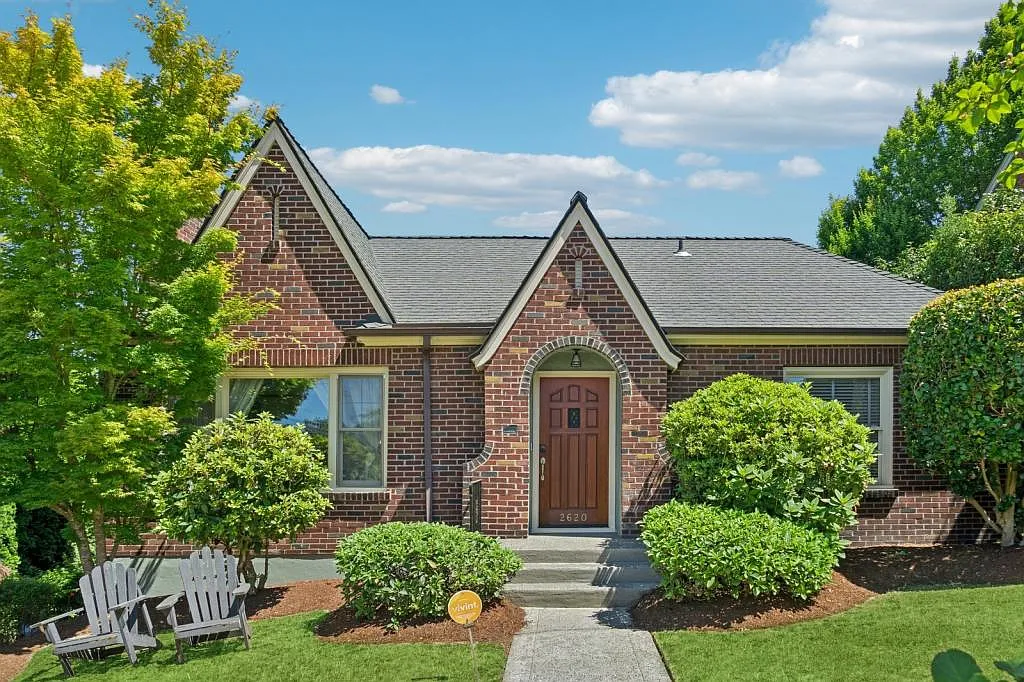 Queen Anne Home - 3 bedrooms + den — Photo 1