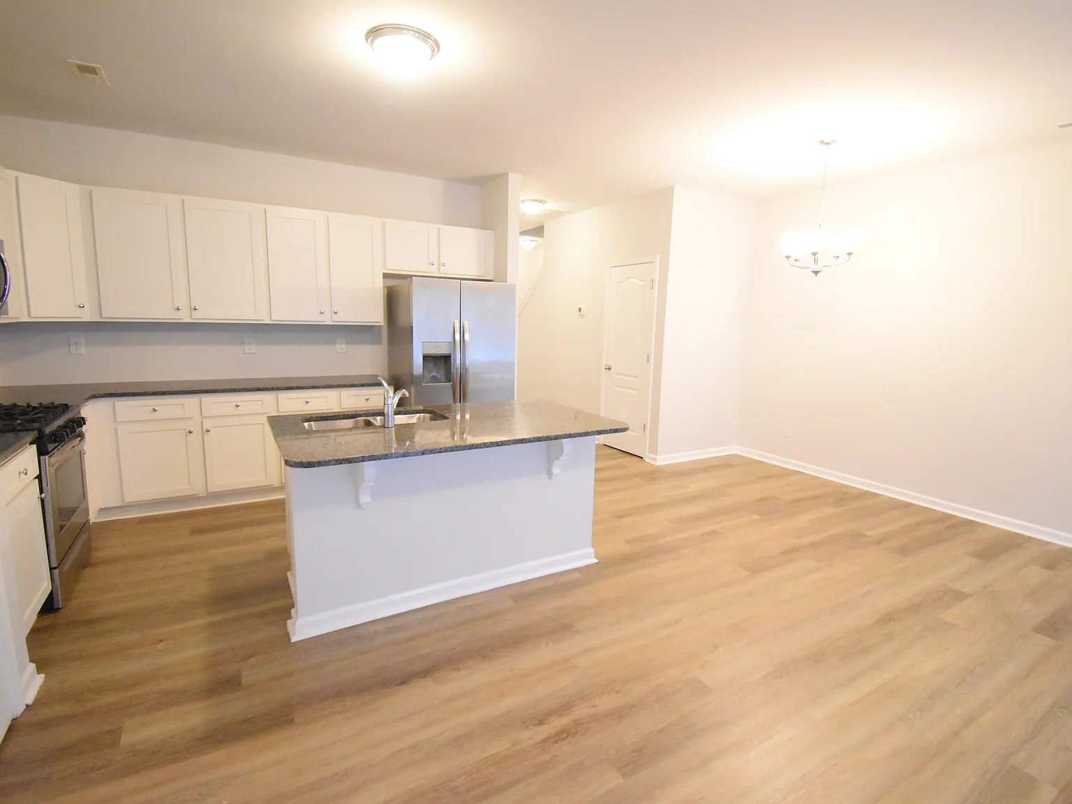 3 bed, 2.5 bath, 1713 sqft, $2,100 — Photo 4