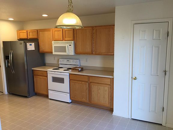 Open kitchen, new refrigerator, garbage disposal, clothes dr
