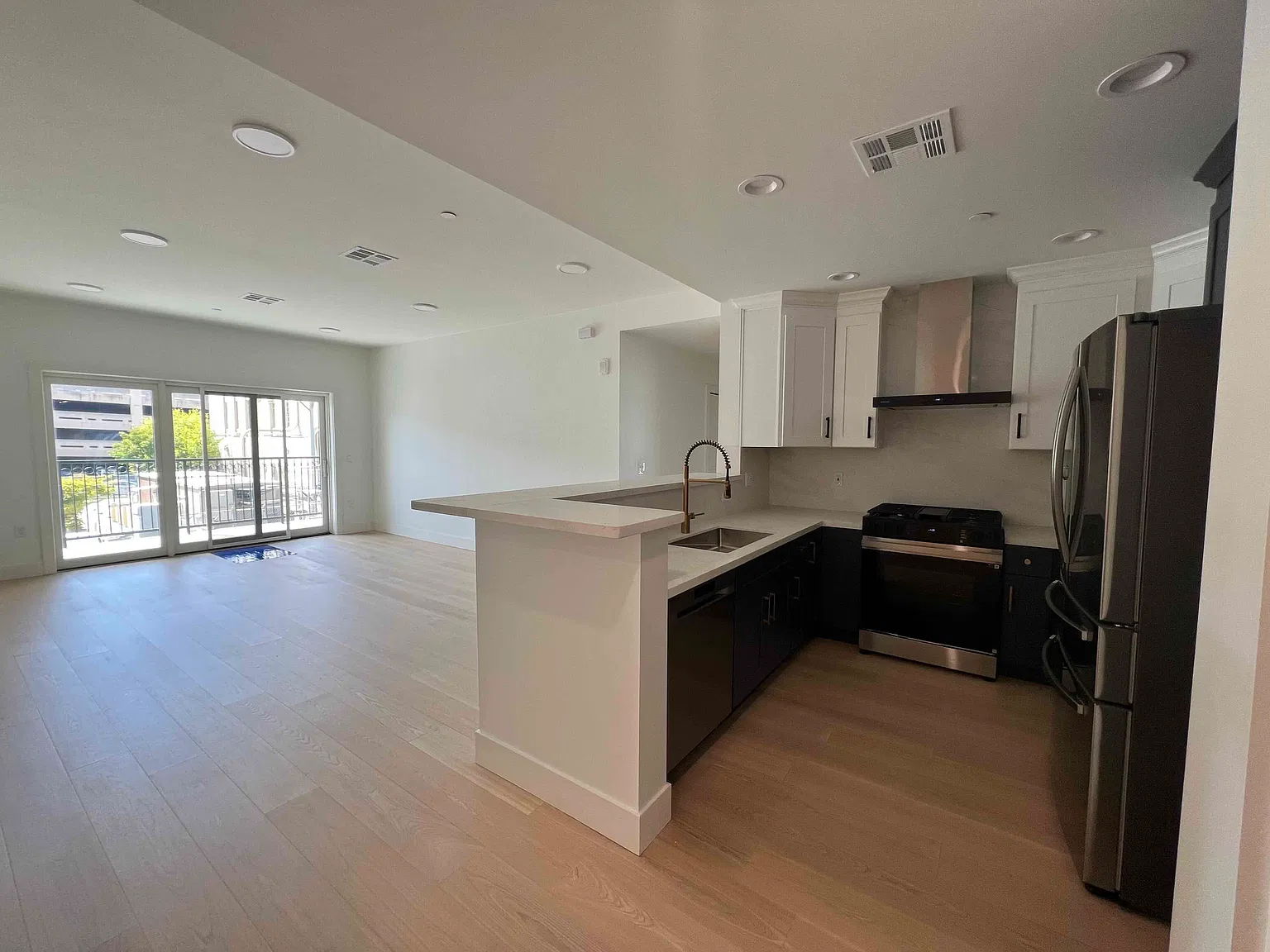 2 bed, 1216 sqft, $5,950 — Photo 3