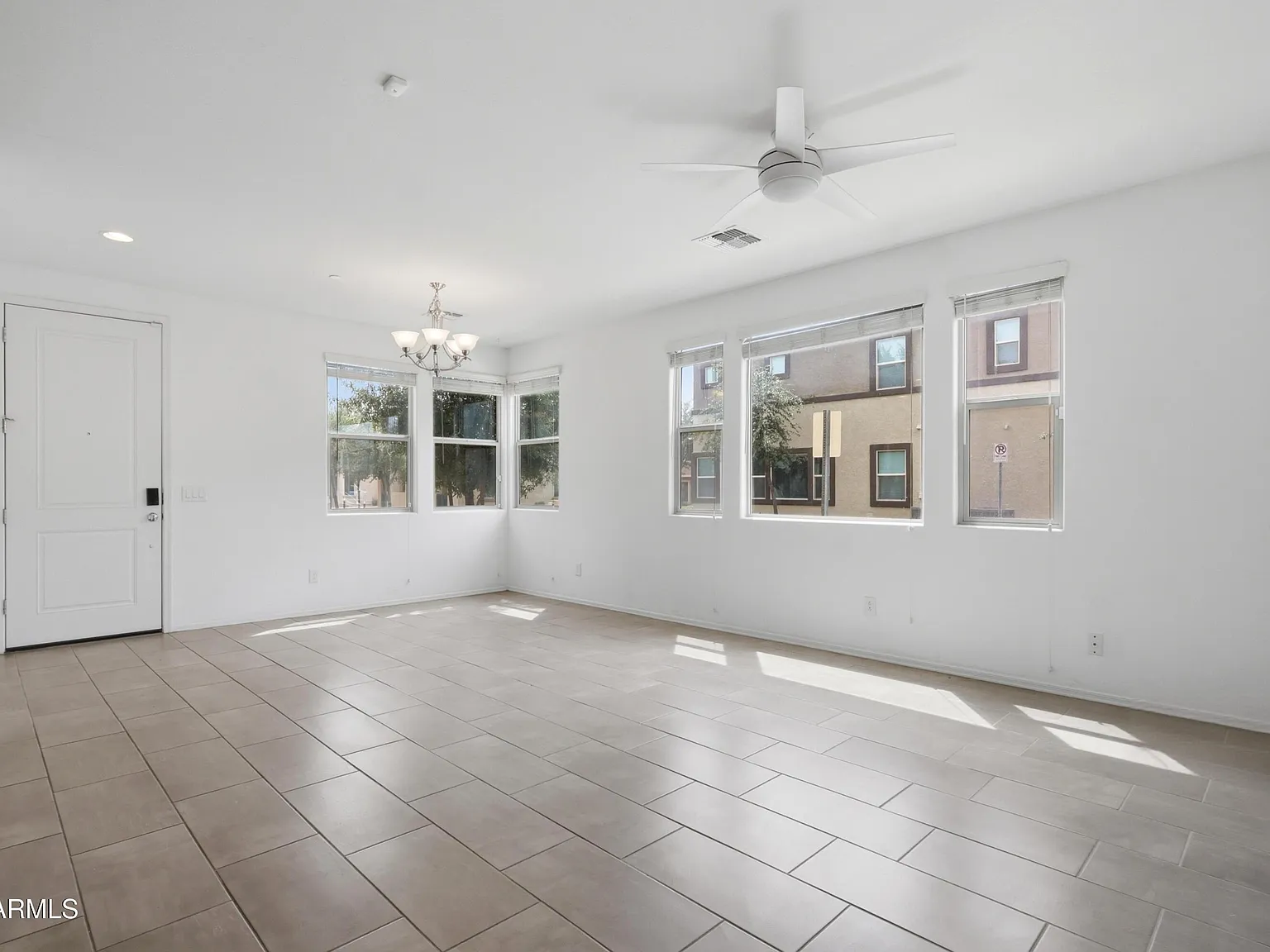 3 bed, 3.0 bath, 1499 sqft, $2,100 — Photo 2
