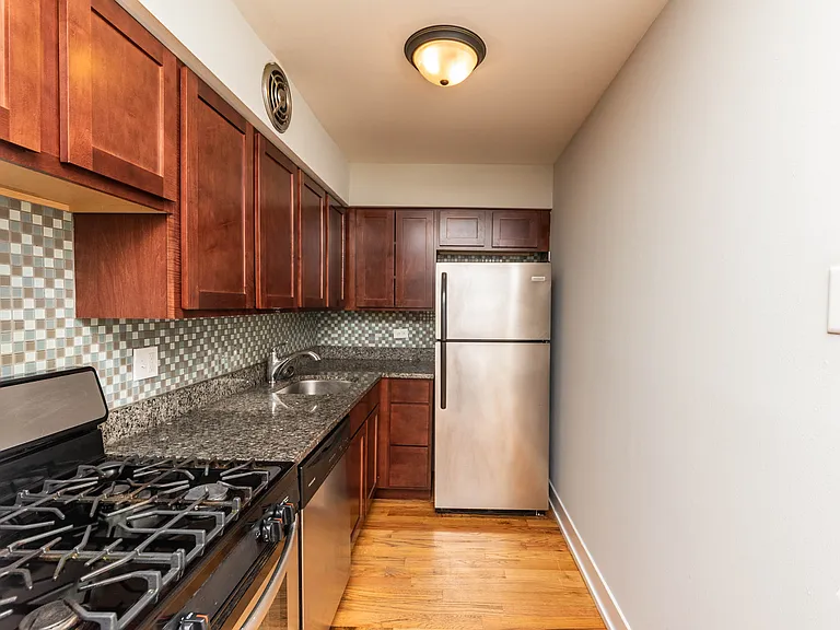 450 W Barry Ave — Photo 7