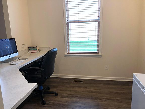 4th image of 827 Admiral Dr