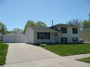 329 Cherry Hill Rd NW, Cedar Rapids, IA 52405