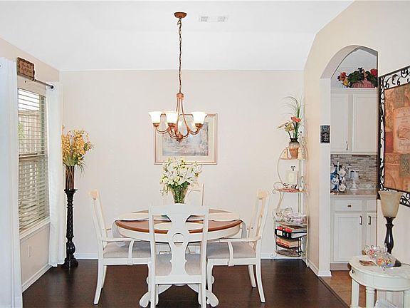 4th image of 611 Wyndham Cir