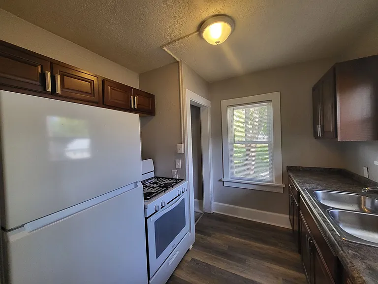 3916 Cambridge St — Photo 3