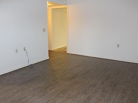 3rd image of 317 Deer Lake Dr