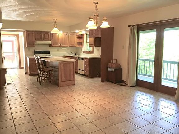 Eik connects to your dining room area. Combined they are 26x14 or separate the kitchen is 14x11 and the dining room is 15x14. Do