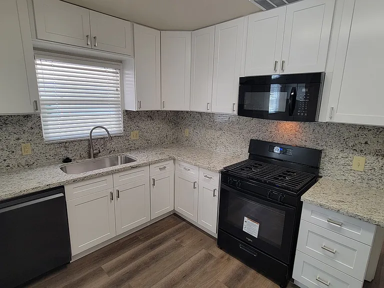 1251 Sunrise Ave — Photo 18
