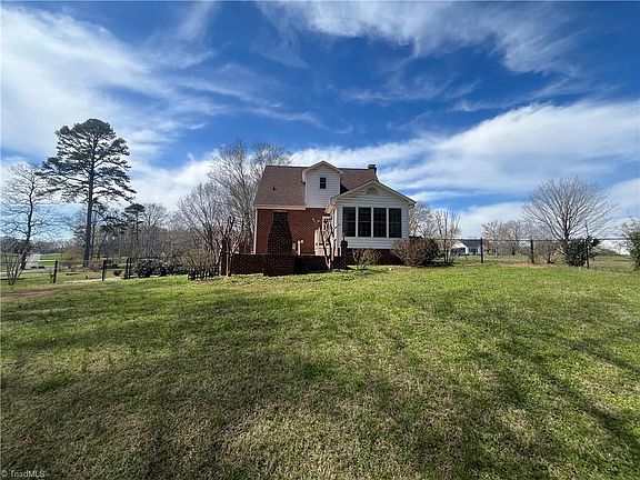 3rd image of 689 Lanier Rd