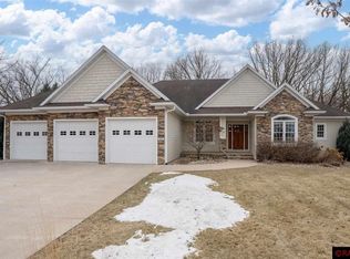 121 Hidden Oaks Cir, Mankato, MN 56001