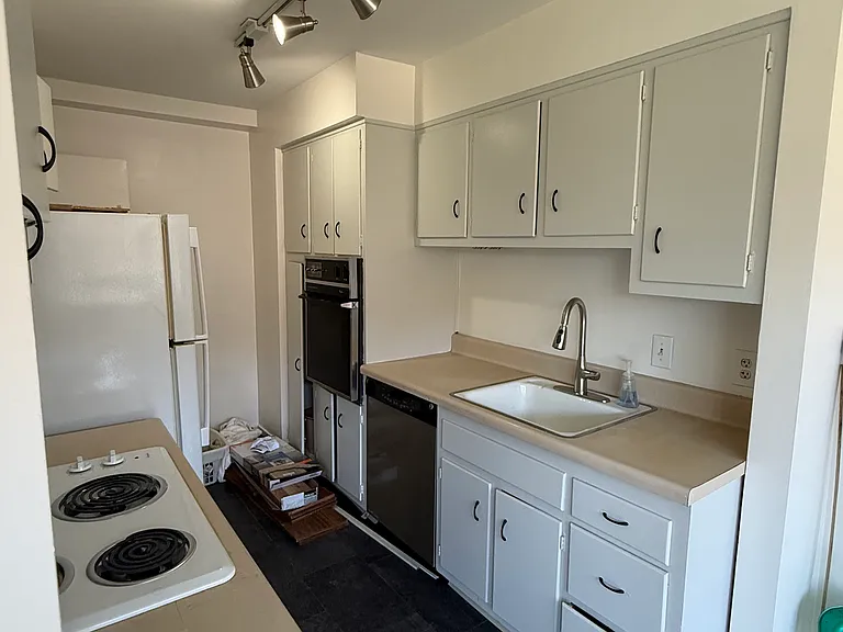 1000 East Ave #204 — Photo 6