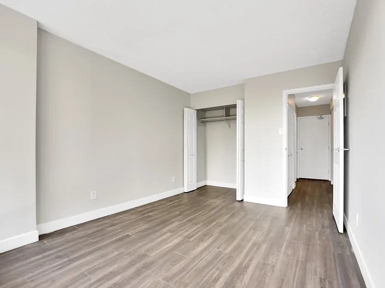 425 Simcoe St — Photo 6