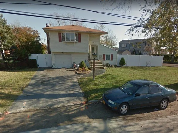 226 Verona Parkway, Lindenhurst, NY 11757