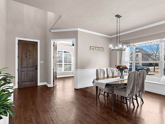 3rd image of 750 Hampshire Ct