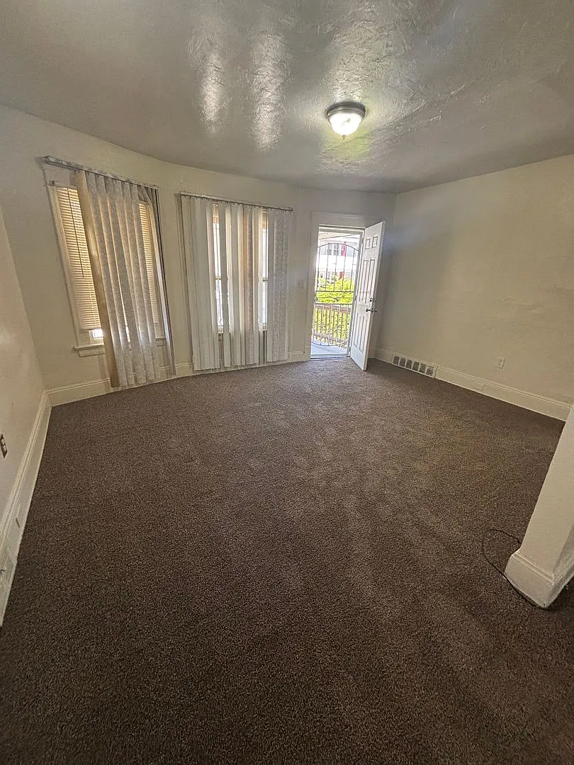 3bd Single Cash Pay/Section 8 — Photo 2