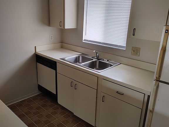 5th image of 2708 Hidden Lake Blvd