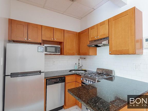 5th image of 794 Lexington Ave #3R