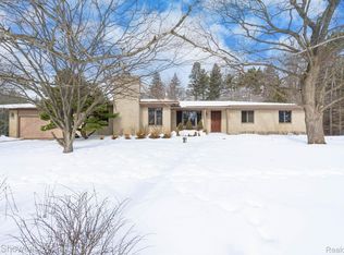 1680 Seminole Trl, Lake Orion, MI 48362