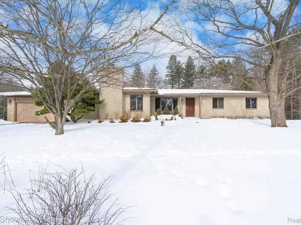 1680 Seminole Trl, Lake Orion, MI 48362