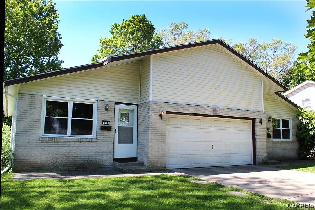 3 bed, 1.0 bath, 1151 sqft, $1,695 — Photo 1