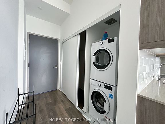 3rd image of 36 Manor Rd E #203