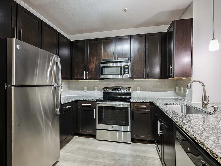 Nine12 Gateway Apartments — Photo 18