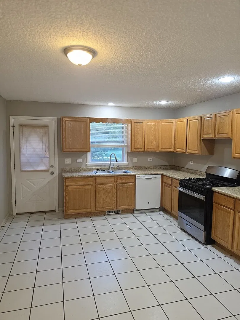 2 bed, 1423 sqft, $2,195 — Photo 3