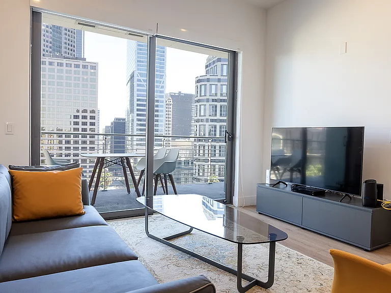 Skylux on Wilshire — Photo 15