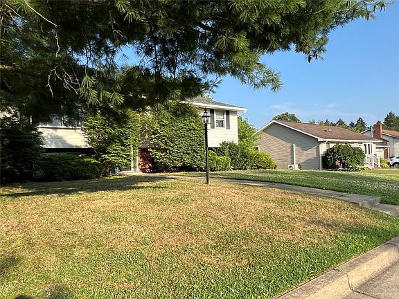 2nd image of 814 Squires Ave