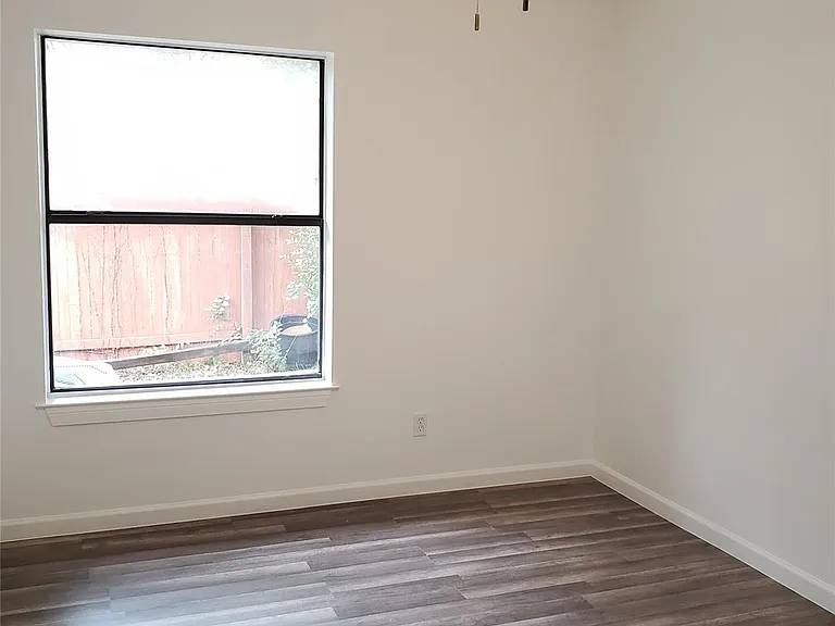 703 Meadow Creek Dr — Photo 17