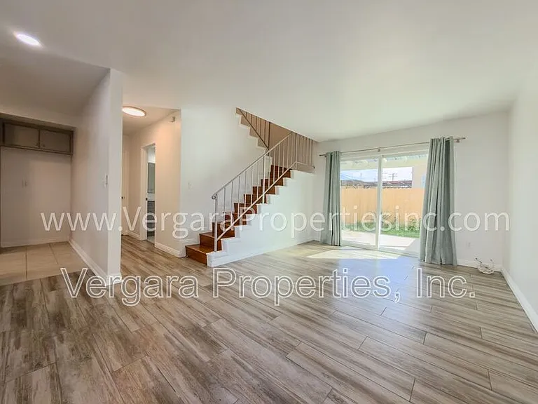 18012 Manhattan Pl — Photo 4