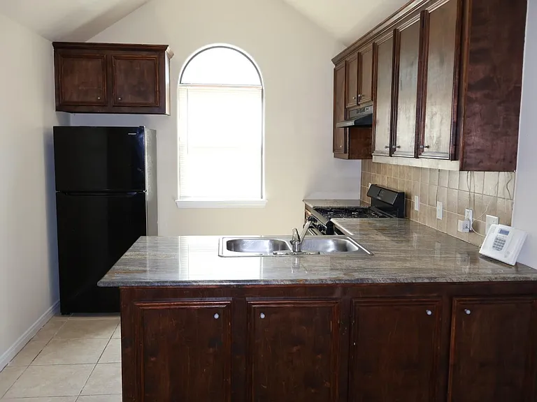 2112 Davis St — Photo 3