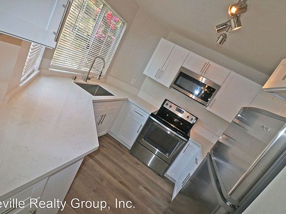 4th image of 5228 Cass St #2