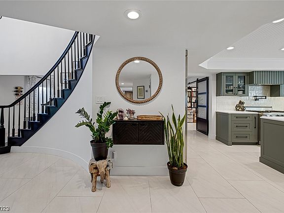 5th image of 2803 La Mesa Dr