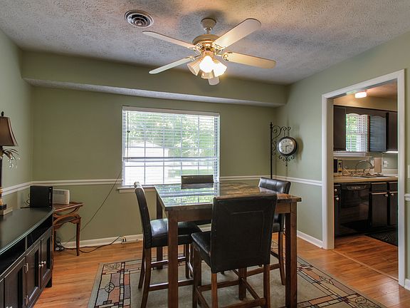5th image of 303 Valley View Dr