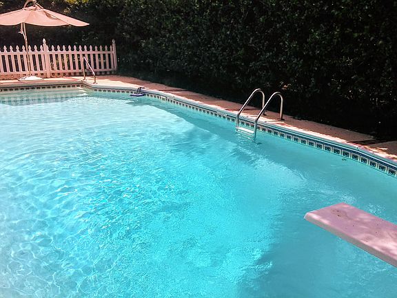 Large swimming pool w/ cover