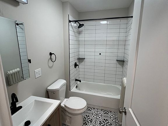5th image of 4022-4028 N Mozart St #4024-1B