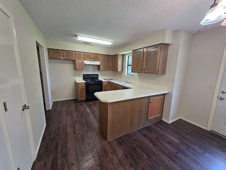 2703 W Beech St — Photo 4