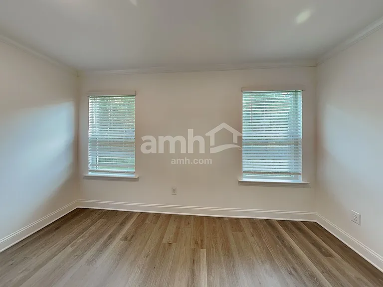 1135 Livengood Way — Photo 8